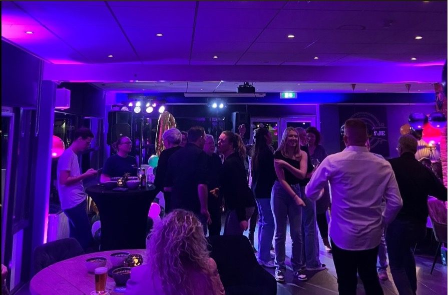 Gasten dansen tijdens een feest in 't Haventje