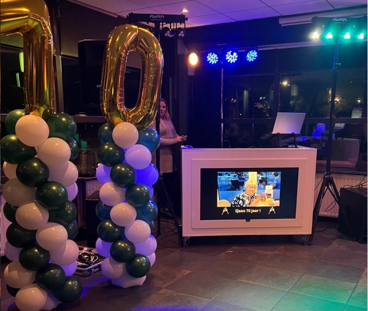 Ballonnen en een dj-booth bij een 70e verjaardag
